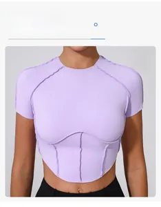 Détail du haut court de yoga lilas avec col rond, ourlet en U et coupe ajustée mince