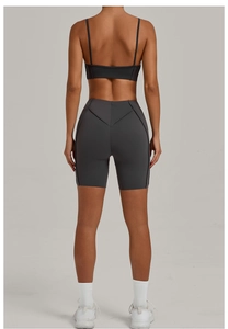 Vue détaillée du soutien-gorge de sport dos nu gris foncé et du short de yoga