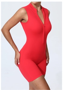 Gros plan d'un body de yoga rouge sans manches avec fermeture éclair et tissu extensible