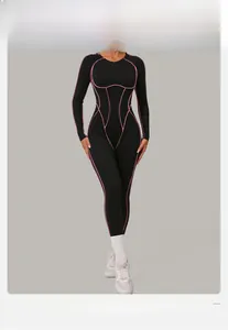 Coutures détaillées et texture du tissu du body de yoga noir et rose à manches longues