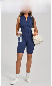 Tuta sportiva smanicata blu navy con cerniera frontale e dettagli di cuciture strutturali