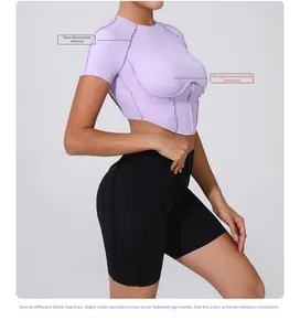 Détail du haut de yoga court lilas avec coutures extérieures et coupe ajustée extensible