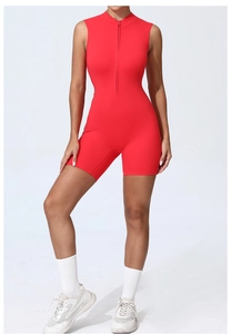 Détail du body de sport rouge sans manches avec fermeture éclair frontale et tissu élastique