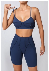 Détail du short cycliste taille haute bleu marine et brassière avec coutures géométriques