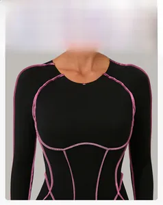 Détail des coutures contrastées et coupe 3D sur le body de yoga à manches longues