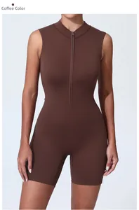 Détail du body de yoga sans manches marron café avec fermeture éclair à l'avant