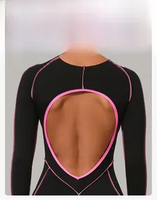Détail de la découpe en goutte d'eau et coutures roses sur une combinaison de yoga noire