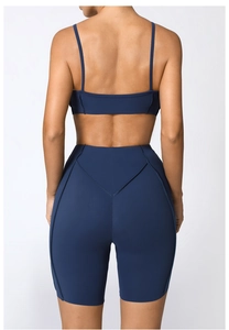 Détail du short de yoga taille haute avec coutures en V et effet galbant fessier