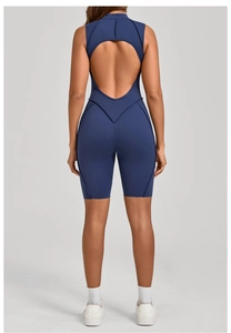 Dettaglio posteriore della tuta da yoga blu navy con design scavato e cuciture a forma di V