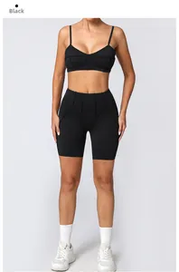 Détail d'un ensemble de sport noir avec brassière à col en U et short de cyclisme taille haute