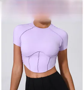 Détail d'un crop top violet lavande à séchage rapide avec coutures apparentes et style corset