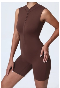 Détail du combishort de sport marron foncé sans manches avec fermeture éclair au col