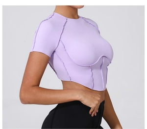 Détail du haut de yoga lilas avec coutures apparentes et coupe de l'ourlet en V