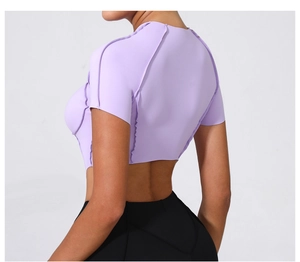 Détail du crop top lilas montrant les coutures overlock et le tissu sport ajusté