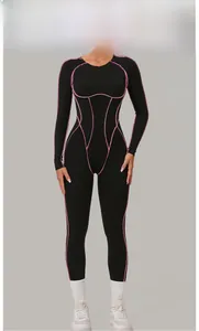 Vue détaillée de la combinaison de sport élastique noire avec coutures roses