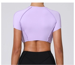 Détail du crop top de yoga lavande avec des coutures extérieures élégantes au dos
