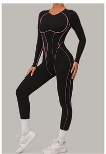 Détail des surpiqûres roses sur le body de yoga noir à manches longues et coupe ajustée