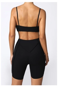 Vue arrière d'un ensemble de yoga noir avec short taille haute et couture en V