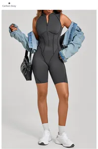 Dettaglio frontale della tutina fitness grigio antracite con zip e cuciture sagomate