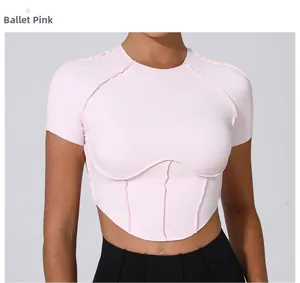 Vue détaillée du crop top de yoga rose ballet avec des coutures de style corset
