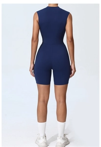 Vue arrière du body de yoga sans manches bleu marine avec short de sport ajusté