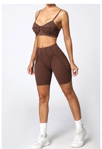 Détail de l'ensemble de yoga marron avec coutures décoratives sur le haut et le short