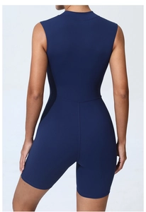 Vue arrière du combishort de sport bleu marine sans manches avec coutures ergonomiques
