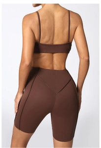 Gros plan sur l'ensemble de yoga marron avec brassière et short de sport taille haute