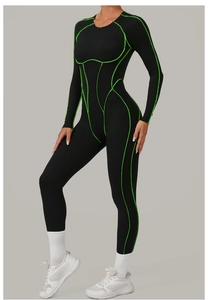 Détail de la combinaison de yoga noire avec coutures contrastées vert fluo et manches longues