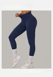 Détail du legging de yoga bleu foncé à taille haute avec coutures de levage latérales