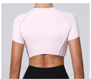 Vue arrière du crop top de yoga rose clair à manches courtes en tissu élastique à séchage rapide