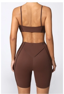 Détail du short de yoga taille haute avec couture arrière en V et coupe ajustée