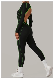 Vue détaillée du body de yoga noir avec coutures vert néon et découpe en goutte dans le dos