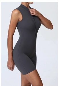 Détail du body de yoga gris foncé sans manches avec fermeture éclair et tissu extensible