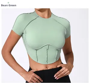 Détail du haut de sport vert haricot avec coutures contrastées déconstructivistes