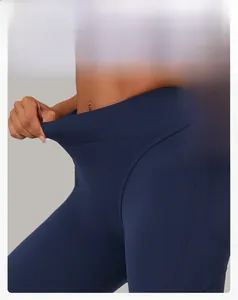 Détail du pantalon de yoga bleu marine taille haute montrant le maintien et l'élasticité
