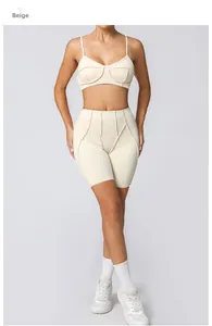 Détail d'un ensemble de yoga beige comprenant une brassière et un short de cyclisme