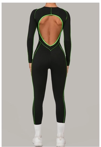 Détail d'un body de yoga à manches longues avec bordure vert néon et dos nu découpé