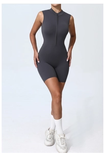 Gros plan du body de yoga gris foncé sans manches avec fermeture éclair frontale et tissu mat