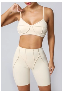 Vue détaillée de l'ensemble de yoga beige avec coutures structurées et short taille haute