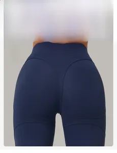 Détail du legging de yoga taille haute montrant les coutures 3D et l'effet push-up
