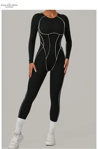 Gros plan sur la combinaison de yoga noire avec coutures blanches et texture gainante