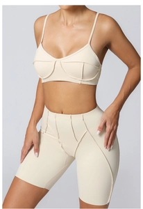 Détail de l'ensemble de yoga blanc crème avec coutures apparentes sur le haut et le short