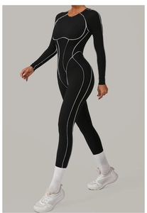 Détail du body de yoga noir haute élasticité avec des coutures contrastées blanches