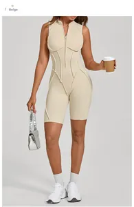 Dettaglio del body fitness beige senza maniche con zip frontale e cuciture modellanti