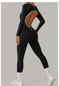 Détail de la découpe au dos et des surpiqûres blanches du body de yoga noir