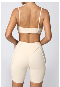 Vue arrière d'un ensemble de yoga beige avec brassière à bretelles et short cycliste
