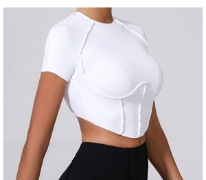 Détail macro d'un haut court blanc style corset avec des coutures structurées