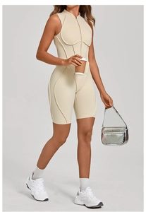Dettaglio della tuta fitness beige senza maniche con cuciture curve e collo con zip
