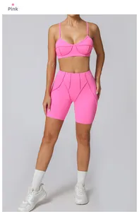 Vue détaillée de l'ensemble de yoga rose fluo avec brassière de sport et cycliste